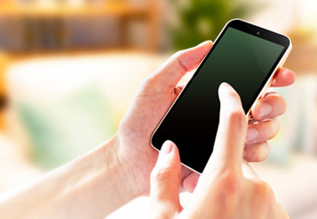 スマートフォンで予約する様子
