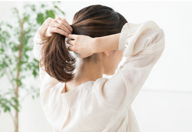 髪を結ぶ時に分け目やこめかみが気になる女性