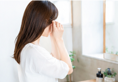 朝のセットで髪のボリュームが気になる女性
